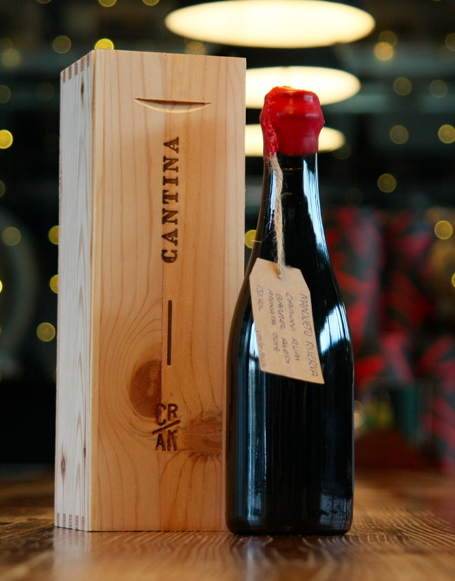 Bottiglia Cantina Mansueto Riserva 2019 - Rum Barley Wine con cassa in legno